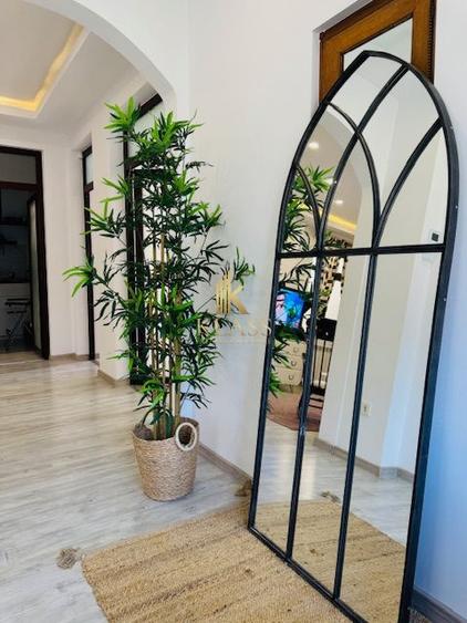 Apartament cu 3 camere semidecomandat, mobilat în Capitale