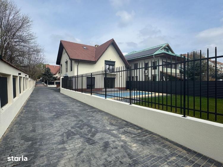 Casa cu 9 camere, piscina si garaj in suburbie - 2
