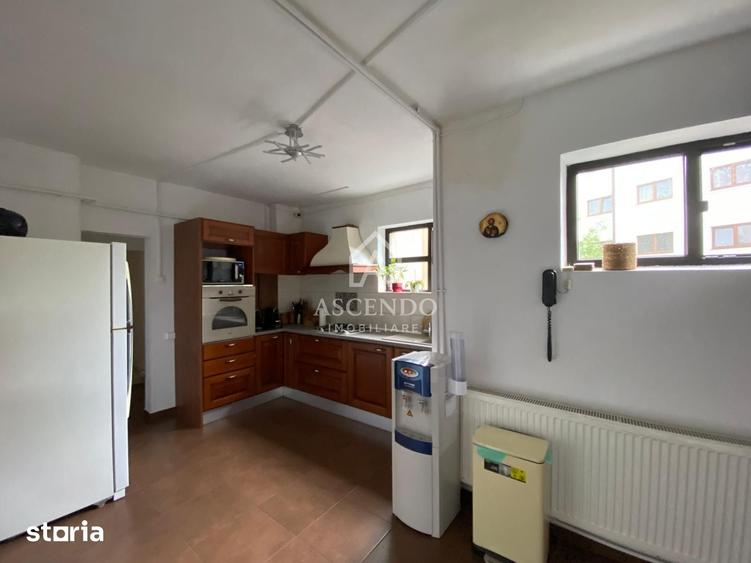 Apartament cu 6 camere decomandat în Aviatorilor