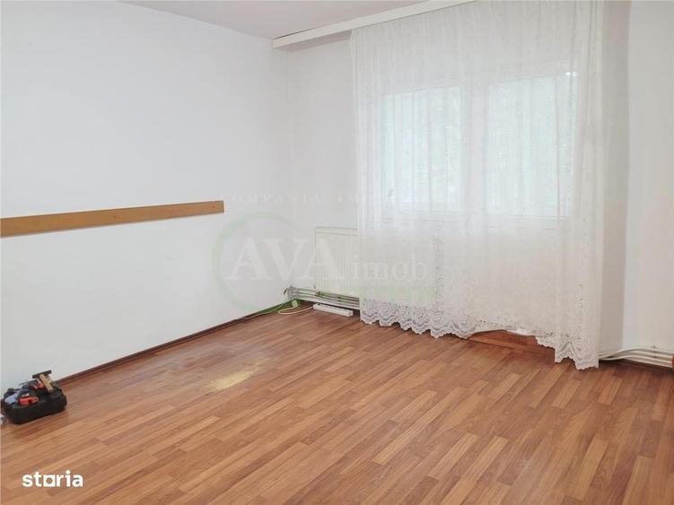 Apartament cu 3 camere semidecomandat în Mioriței