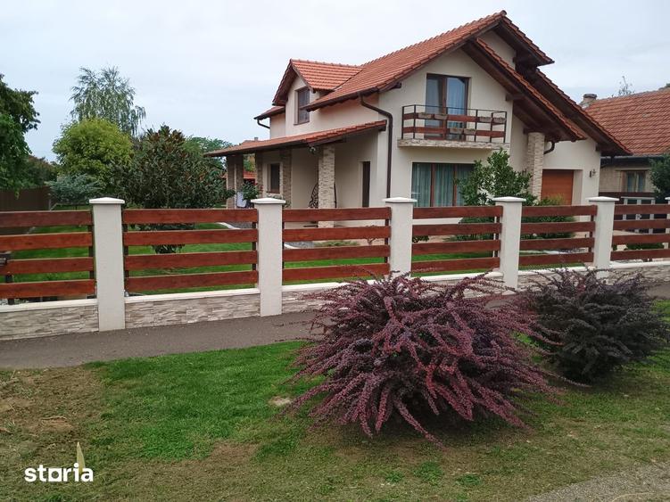 Casă cu 4 camere cu Teren 1036 Mp în Central