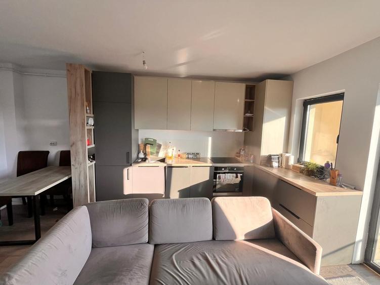 Apartament cu 3 camere semidecomandat în Florești