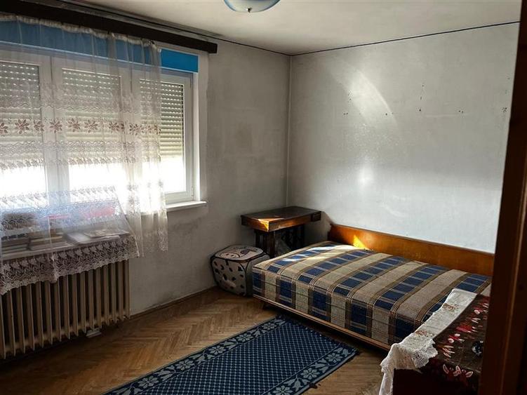 Apartament cu 3 camere semidecomandat în Obor