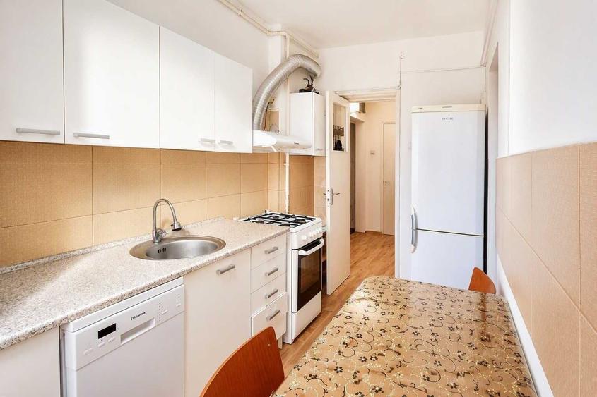 Apartament cu 3 camere decomandat în Sud