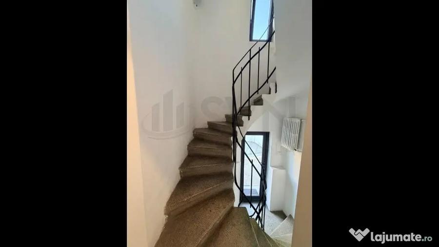 Casă cu 7 camere cu Teren 500 Mp în Central