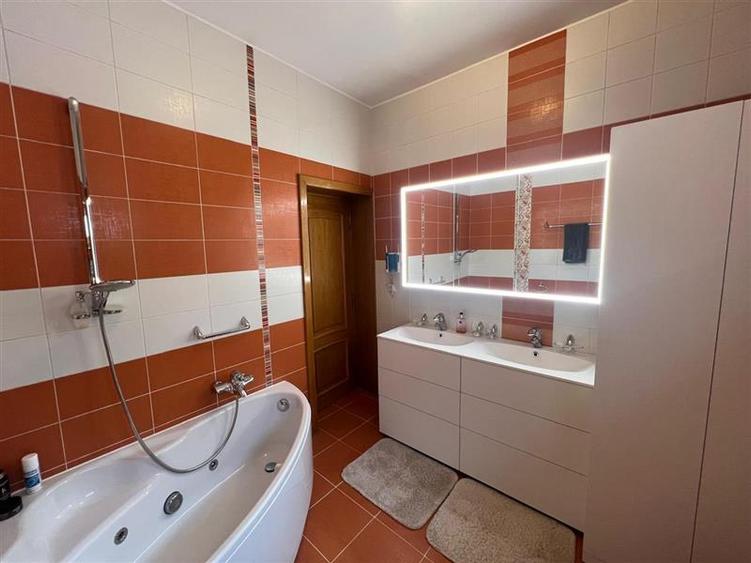 Casă individuală cu 6 camere cu Canalizare în Domenii