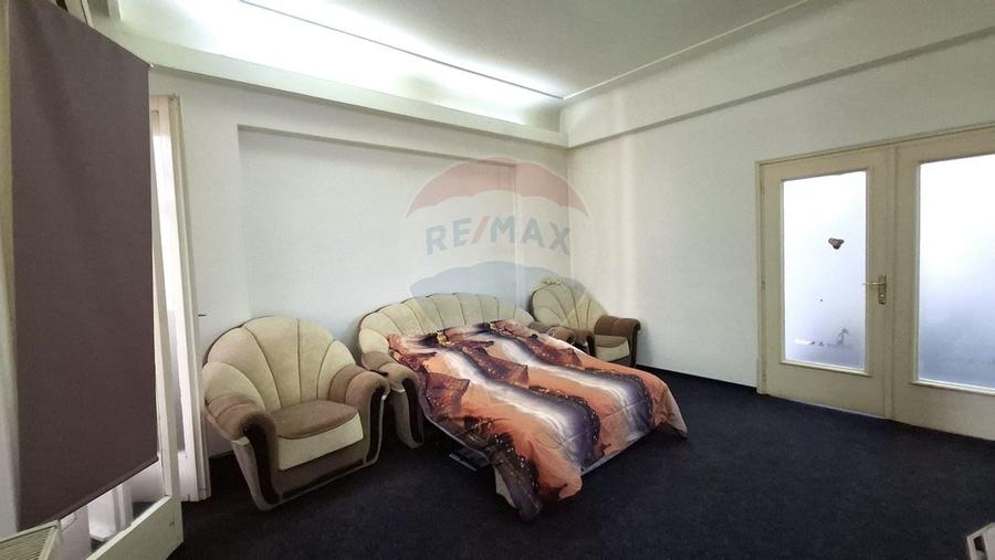 Apartament cu 4 camere semidecomandat în P-ța Victoriei