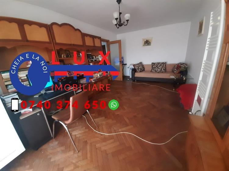 Apartament cu 3 camere decomandat în Piața Nouă
