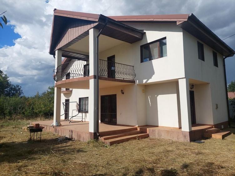Casă cu 4 camere în Ologeni