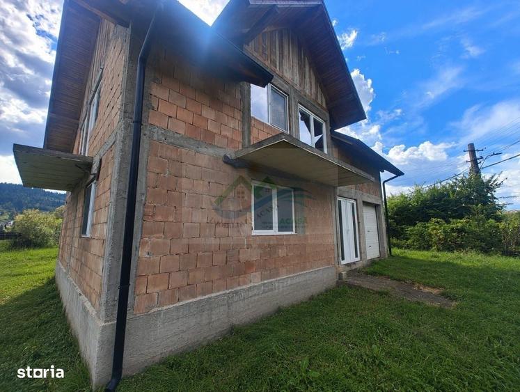 Casă cu 4 camere în Roșu