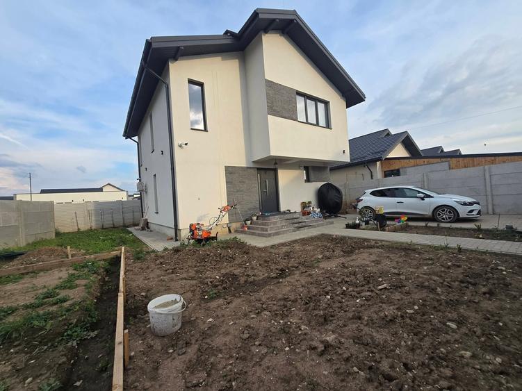 Casă individuală cu 5 camere cu Canalizare în Pantelimon