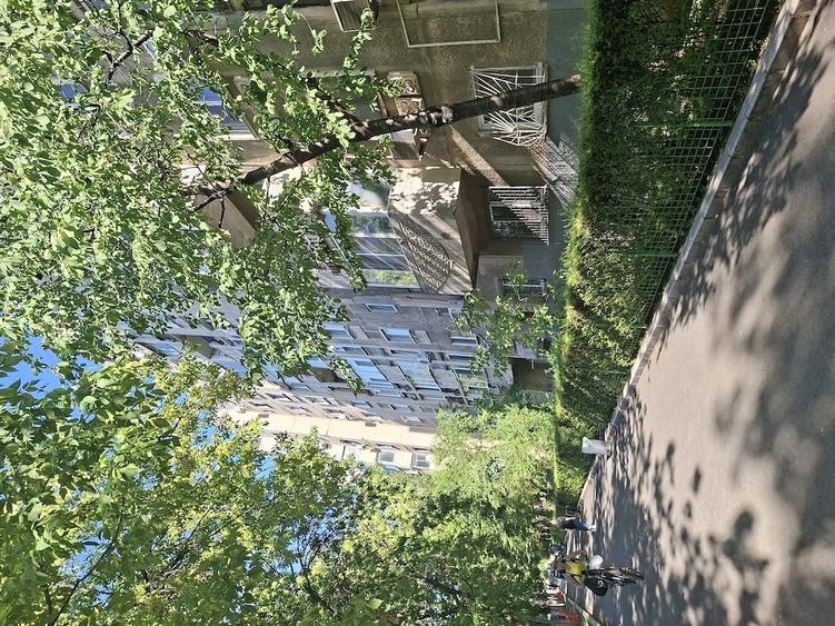 Apartament cu 3 camere decomandat în Tineretului