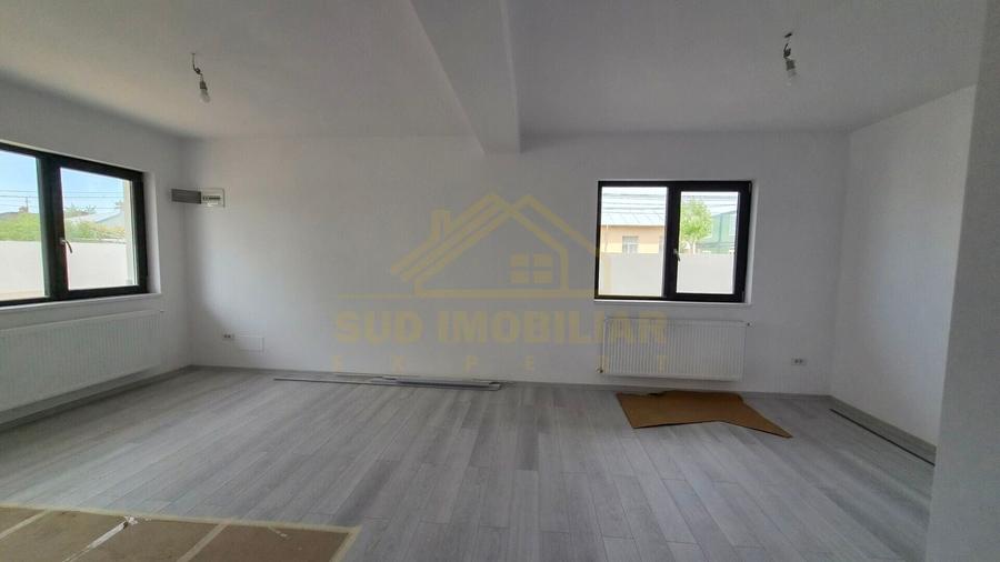 Duplex cu 7 camere cu Canalizare în Central