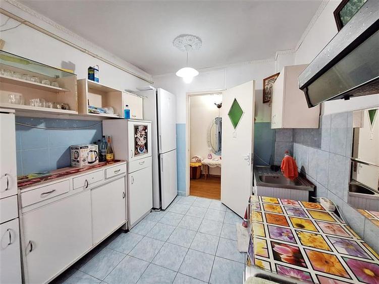 Apartament cu 3 camere semidecomandat în Mioriței
