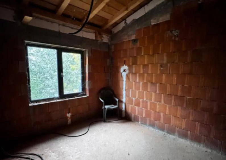 Casă cu 7 camere cu Teren 301 Mp în George Enescu