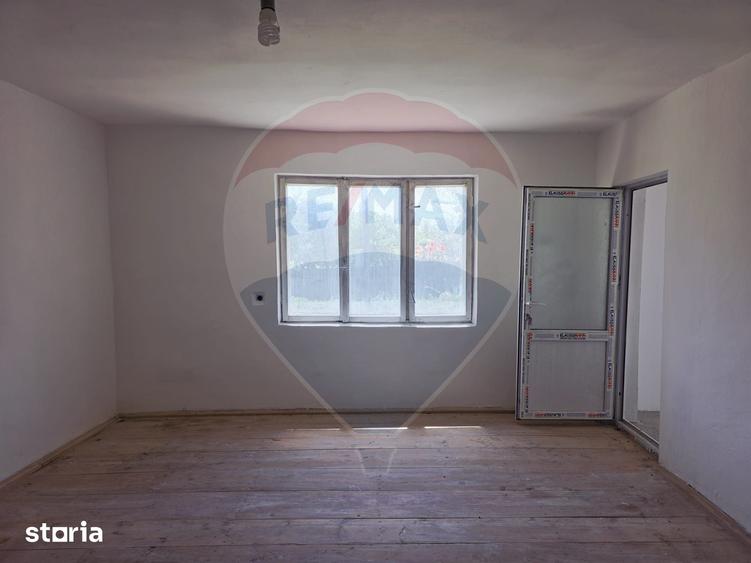Casă cu 2 camere cu Teren 555 Mp în Ungureni