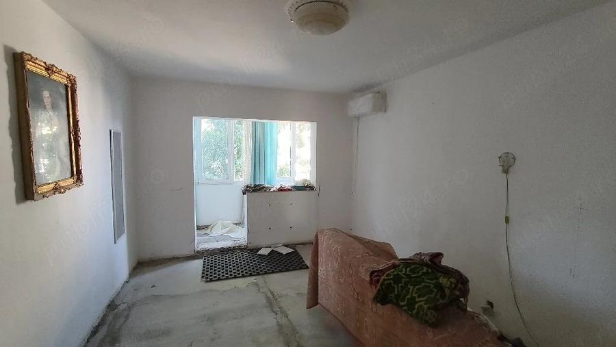 Apartament cu 3 camere decomandat în Drăgășani