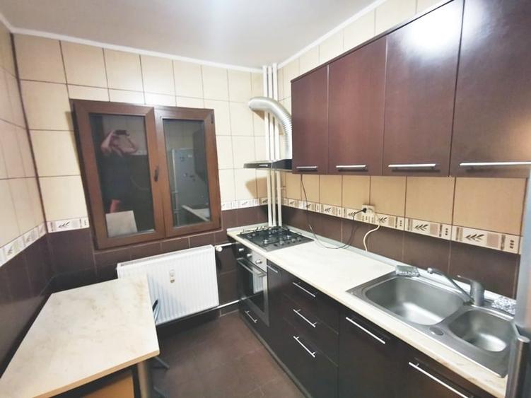 Apartament cu 3 camere decomandat în Lacul Tei