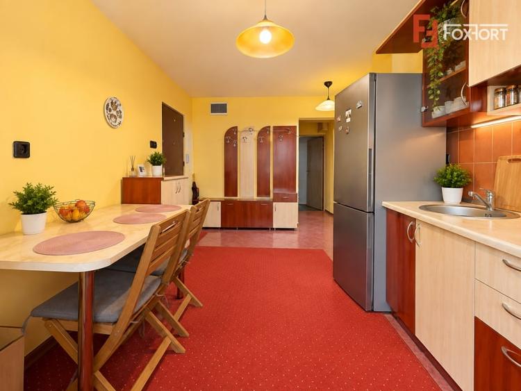 Apartament cu 3 camere decomandat, mobilat în Soarelui
