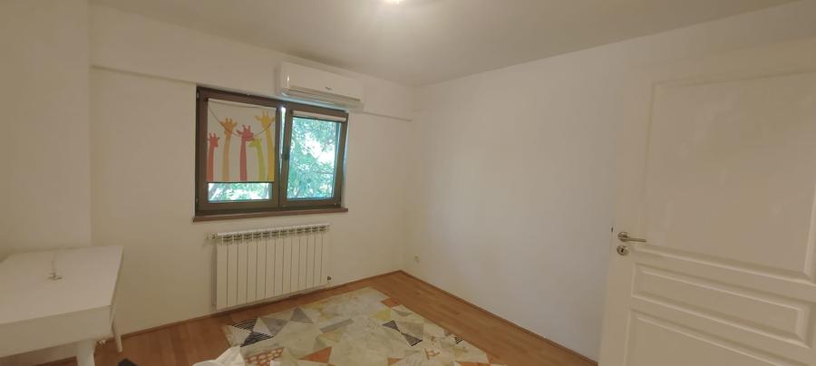 Apartament cu 3 camere decomandat în Drumul Sării