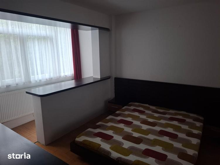 Apartament cu 3 camere semidecomandat în Podu Roș