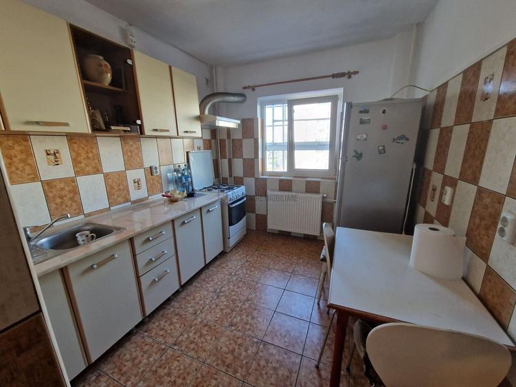 Apartament cu 3 camere decomandat, mobilat în Tineretului