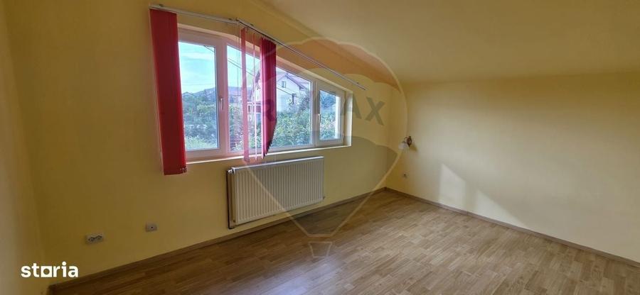 Casă cu 4 camere în Valea