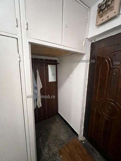 Apartament cu 3 camere semidecomandat în Berceni