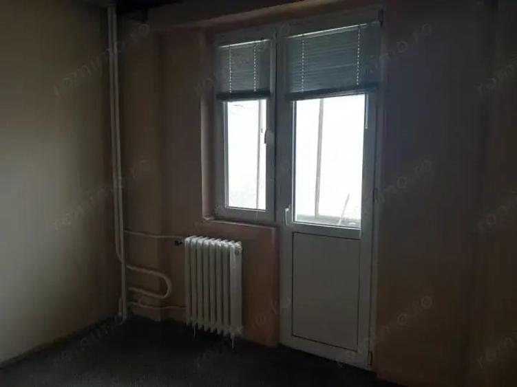 Apartament cu 3 camere semidecomandat în Tineretului