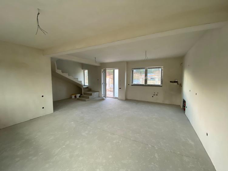Casă individuală cu 4 camere cu Teren 400 Mp în Luna de Sus