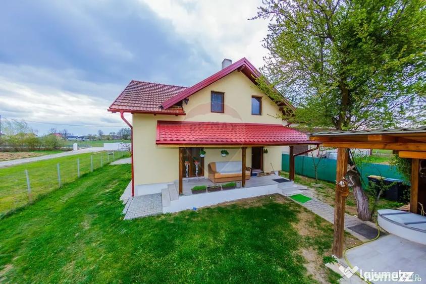 Casă cu 4 camere cu Teren 2900 Mp în Colțirea