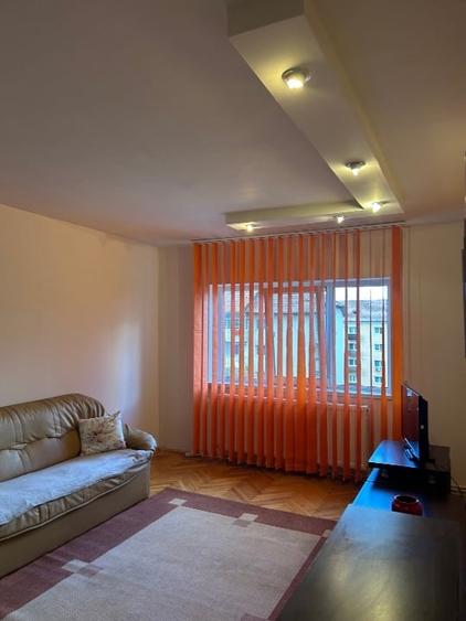 Apartament cu 3 camere decomandat, mobilat în Lenin