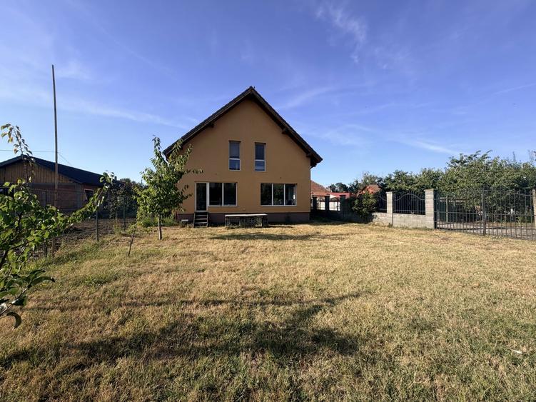 Casă individuală cu 4 camere cu Garaj în Sânmihaiu Român