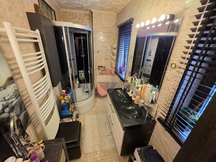 Duplex cu 5 camere cu Teren 233 Mp în Sud