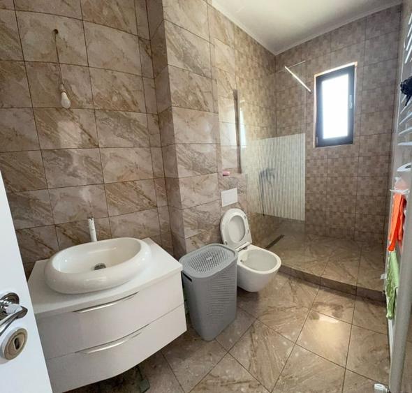 Casă individuală cu 4 camere cu Canalizare în Lumina