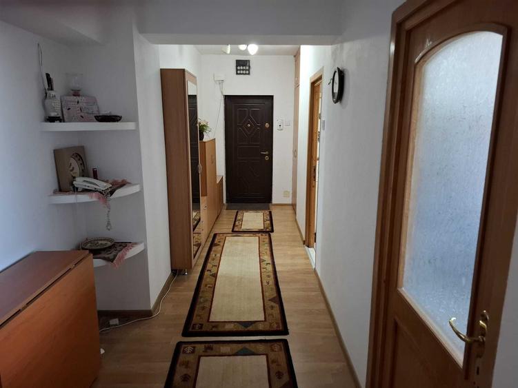 Apartament cu 4 camere decomandat în Central
