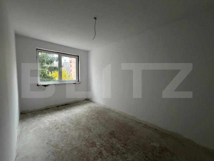Apartament cu 3 camere semidecomandat în Astra