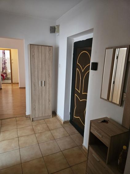 Apartament cu 3 camere semidecomandat în Pantelimon