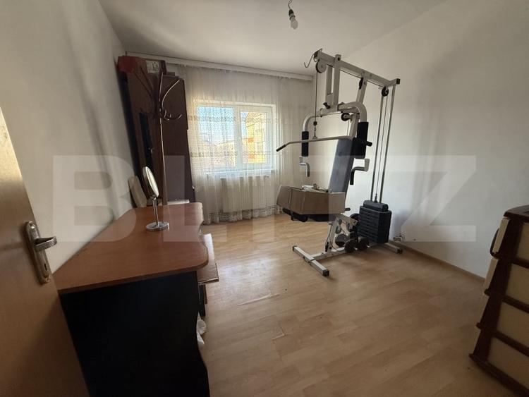 Apartament cu 3 camere decomandat, mobilat în Micro 6