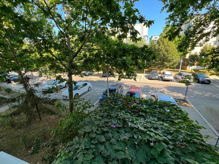 Apartament cu 3 camere decomandat în Steaua