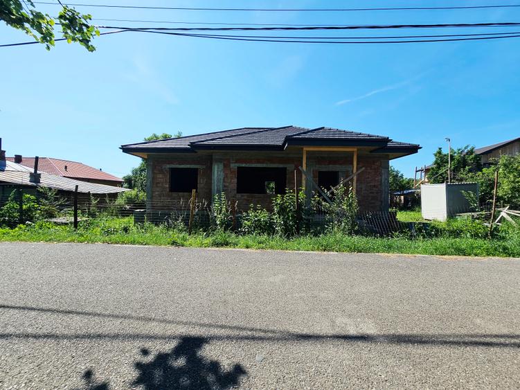 Casă individuală cu 4 camere cu Canalizare în Central
