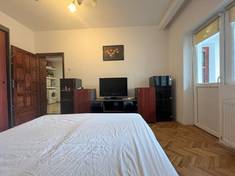 Apartament cu 3 camere decomandat, mobilat în Central