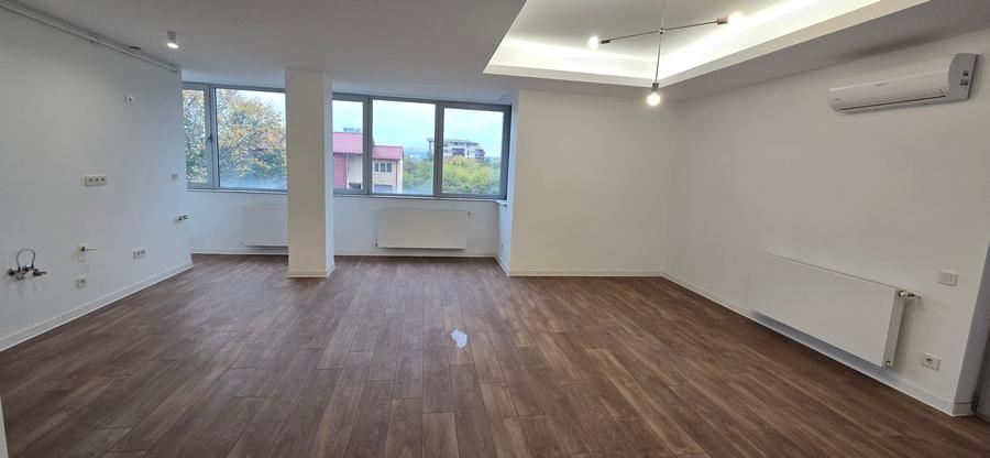 Apartament cu 4 camere decomandat în Băneasa