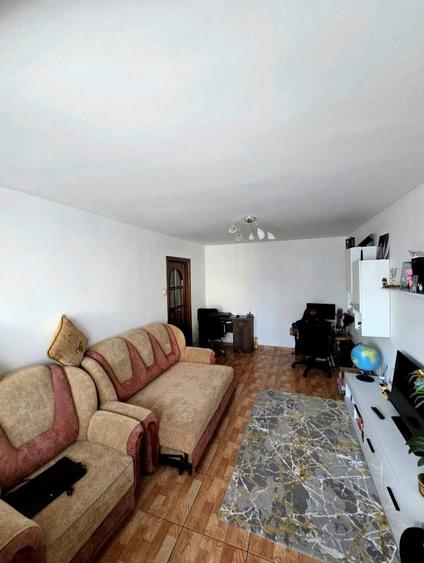 Apartament cu 3 camere decomandat în Colentina