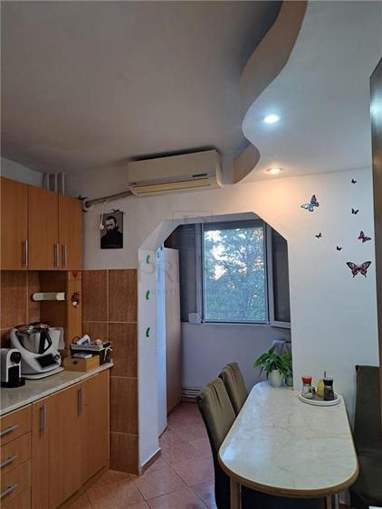 Apartament cu 3 camere decomandat în Lipovei