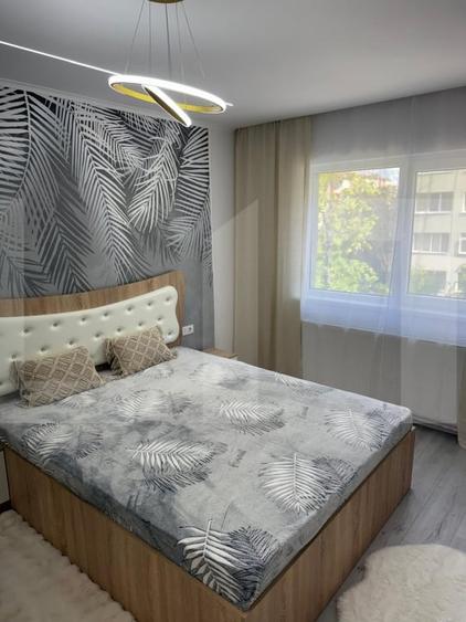 Apartament cu 3 camere semidecomandat, mobilat în Dâmbovița