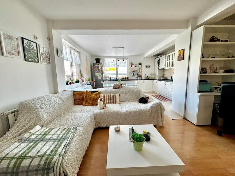 Apartament cu 3 camere decomandat, mobilat în Dumbrăvița