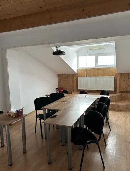 Casă individuală cu 7 camere cu Teren 365 Mp în Tineretului