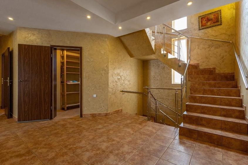 Casă individuală cu 5 camere cu Teren 947 Mp în Ronaț