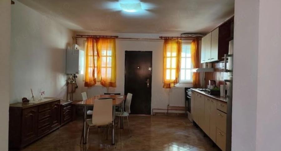 Apartament cu 3 camere semidecomandat, mobilat în Ozana